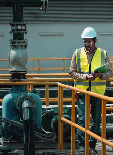Arbeiter betrachtet Kläranlagen